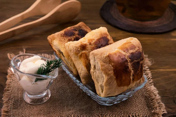 Rolos Camadas Com Queijo Preenchendo Prato Vidro Lado Barco Molho — Fotografia de Stock