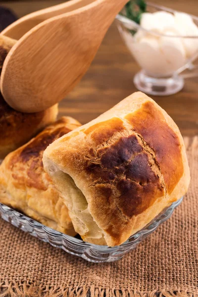 Ciasto Francuskie Pieczonych Bun Brązowy Skorupa Szczypce Kuchenne Lniany Dzbanek — Zdjęcie stockowe
