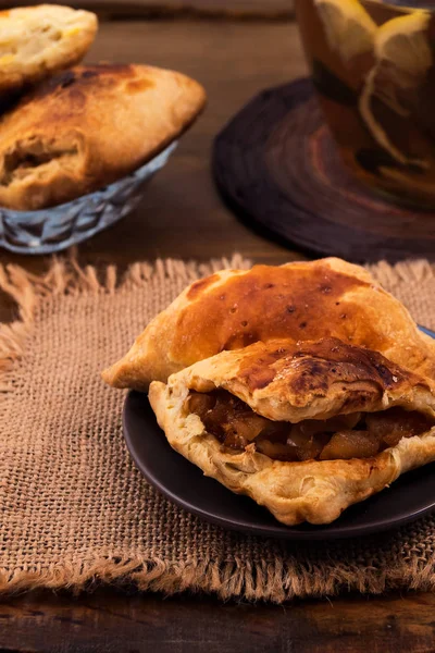 Pastel Hojaldre Casero Con Relleno Manzana Servilleta Tela Lino Fondo — Foto de Stock