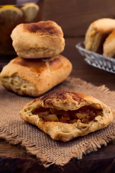 Pastel Hojaldre Dulce Con Relleno Manzana Una Servilleta Tela Lino — Foto de Stock