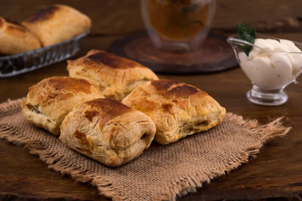 Uma Sobremesa Doce Slotok Com Queijo Molho Creme Azedo Chá — Fotografia de Stock