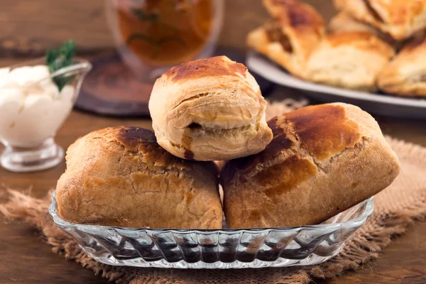 Pastel Hojaldre Casero Con Queso Manzanas Plato Vidrio Crema Agria — Foto de Stock