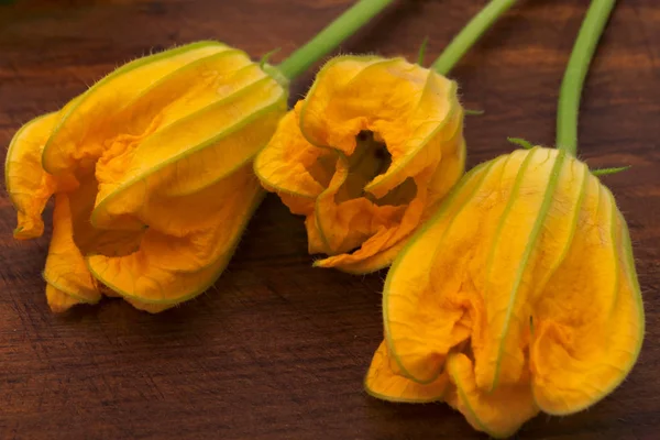 木製の背景に つの黄色の花をクローズ アップ — ストック写真