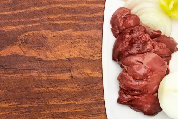 Stukjes Rauwe Lever Met Uien Peper Een Cutting Board Houten — Stockfoto