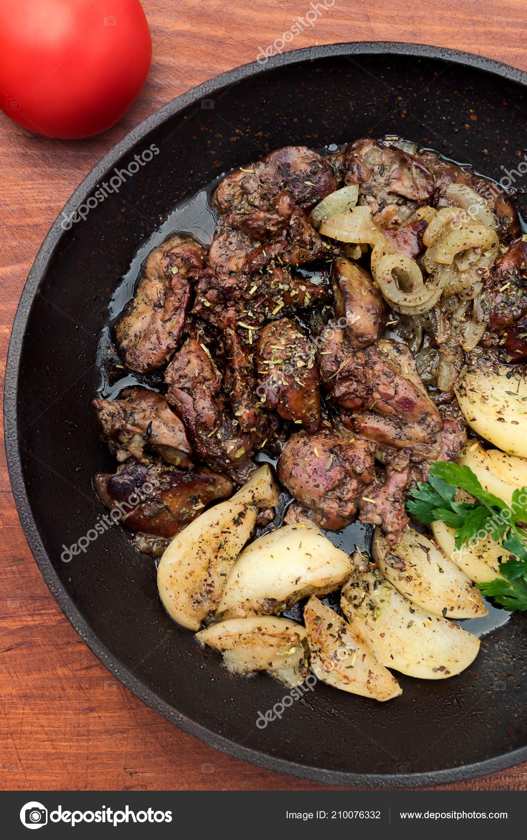 Fígado de frango frito com cebola e ervas