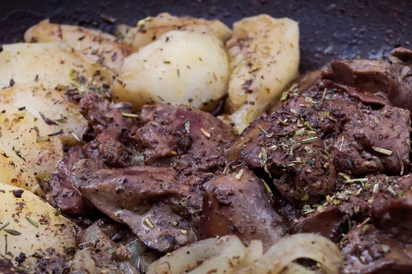 Pedaços Fígado Frango Fritos Óleo Com Maçãs Cebolas Uma Panela fotos,  imagens de © Isuhi #210076332