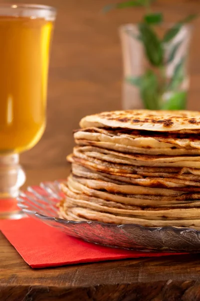 Panqueques Fritos Redondos Plato Beber Vaso Fondo Madera — Foto de Stock