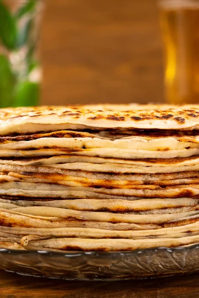 Una Pila Panqueques Caseros Plato Fondo Madera Primer Plano — Foto de Stock