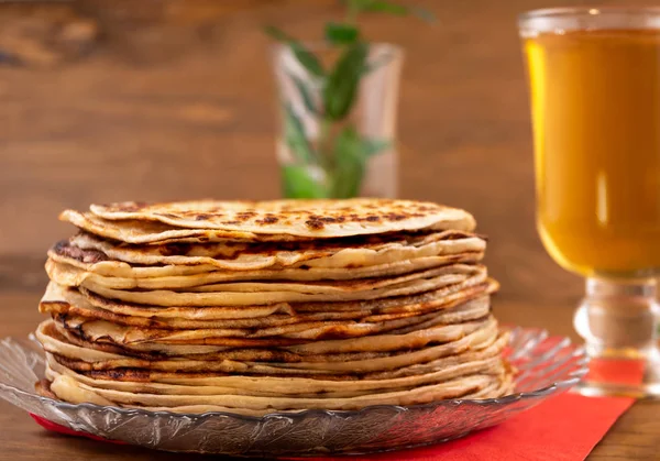 Pila Panqueques Plato Sobre Fondo Madera Junto Vaso Hierbas — Foto de Stock