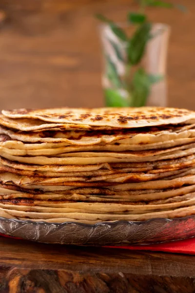 Panqueques Fritos Una Pila Apilados Una Placa Vidrio Marco Vertical — Foto de Stock