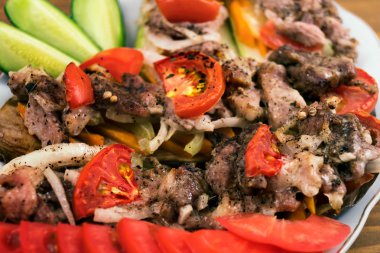 Havuç, domates ve soğan, yakın çekim ile kavrulmuş et fırında Patlıcan dolması.