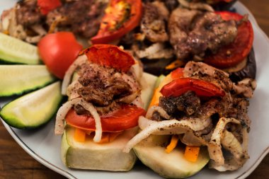 Tatil tablo pişmiş kabak ve patlıcan et, domates, soğan ve havuç, yakın çekim için güzel bir yemek.