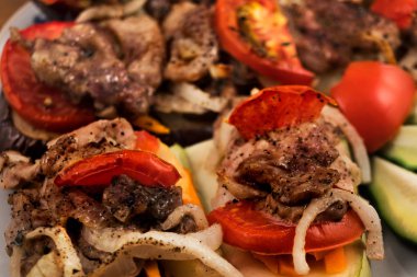 Domates, havuç ve soğan, kızarmış et parçaları koydu, kabak ve patlıcan, yakın çekim pişmiş şeritler.