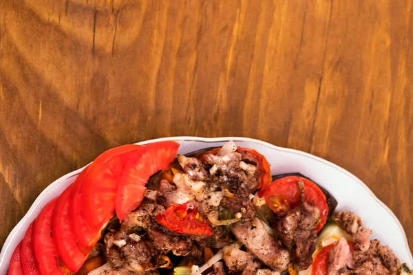 Estofado Carne Con Verduras Plato Porcelana Fondo Madera —  Fotos de Stock