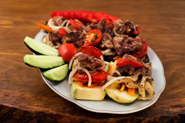 Domates ve soğan, ızgara et dilim pişmiş kabak ve patlıcan, salatalık, ahşap arka plan uzun dilimler halinde kesip katmanlarda girildi.