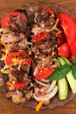 Uzun patlıcan dilim pişmiş domates, soğan, havuç ve kavrulmuş et, üstten görünüm, dikey çerçeve ile.