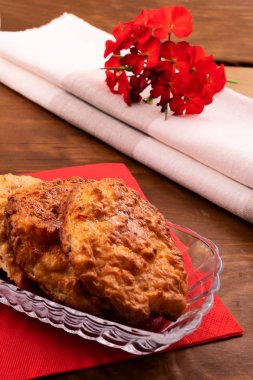 Süzme peynir ile ince tanımlama cam plaka, Sardunya çiçekleri haddelenmiş kumaş, ahşap arka plan, dikey çerçeve büyüğe.