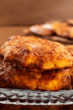 Kırmızı bir kabuk ile bisküvi yığılmış bir cam levha, yakın çekim, dikey çerçeve.