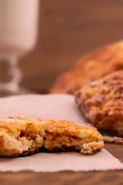 Süzme peynir dolum kağıt, ahşap arka plan, dikey çerçeve ile kırık tanımlama.