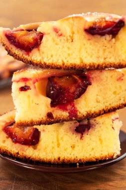 Ev yapımı kuru üzümlü kek parçaları. birbiri üstüne yığılmış yığını, dikey çerçeve, yakın çekim.