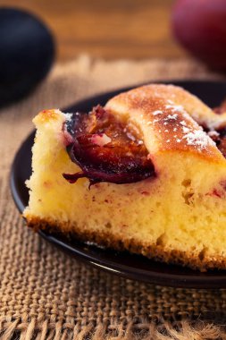 Erik, yakın çekim, dikey çerçeve ile ev yapımı kek kısmı.