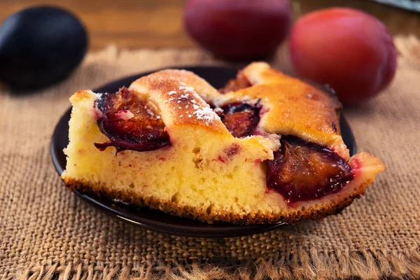 Eine Portion Gebackener Kuchen Mit Pflaumen Auf Einem Teller Reife — Stockfoto