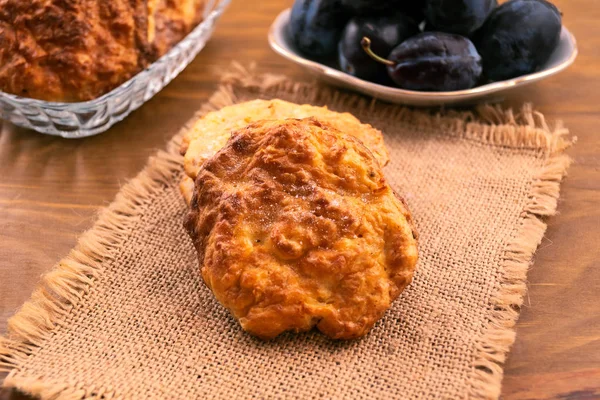 Tatlı Erik, kumaş peçete, ahşap arka plan ile süzme peynir kurabiye.