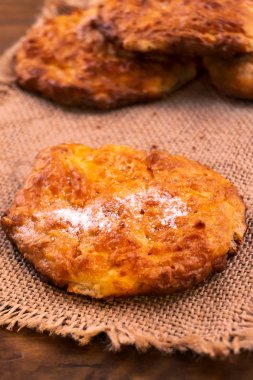 Keten kumaş pudra şekeri sprinkles ile bisküvi koydu.