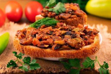 Patlıcan, kabak, domates ve maydanoz ve dereotu ile beyaz ekmek üzerinde havuç, sebze yahni.