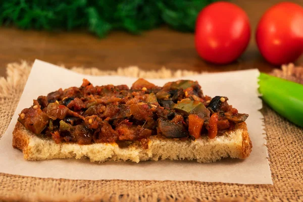 Sandviç üzerine ince doğranmış haşlanmış sebzeler ince dilim ekmek koydu.