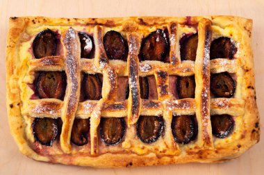 Kek pasta ile kavrulmuş Erik yarısı bir hücreye koydu, ana sayfa görünümü.