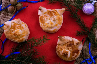Noel 2019 puf böreği domuzlar, şeklinde kurabiye koydu Noel süslemeleri yanında kırmızı peçeteye.