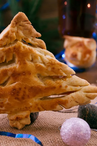 Koekjes Vorm Van Een Kerstboom Naast Kerstversiering Speelgoed — Stockfoto