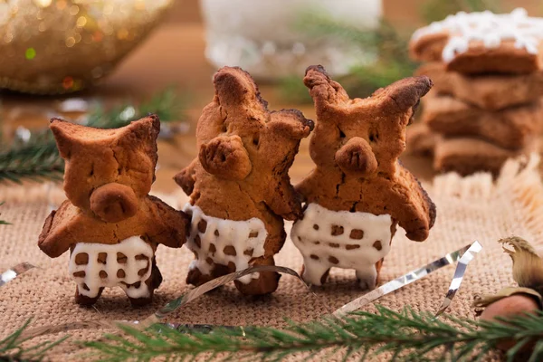 Kurabiye, 2019 sembollerin, keten peçete ahşap zemin üzerinde üç domuz yavruları.