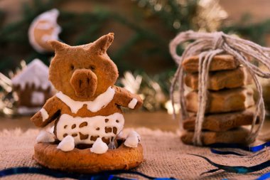 Arka planda Noel süslemeleri 2019 domuz domuz-sembolü şeklinde kurabiye hamuru.