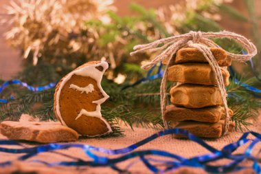 Ev yapımı kurabiye krema şeker, çerezler bir yığın bir model ile bir ay şeklinde kalın iplik ile bir Noel lezzetli hediye bağlı.