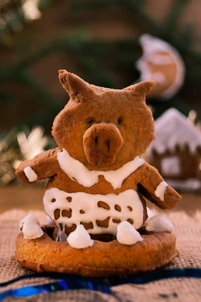 Фигура Свиньи Испечённой Песочного Хлеба Фоне Рождественских Украшений — стоковое фото