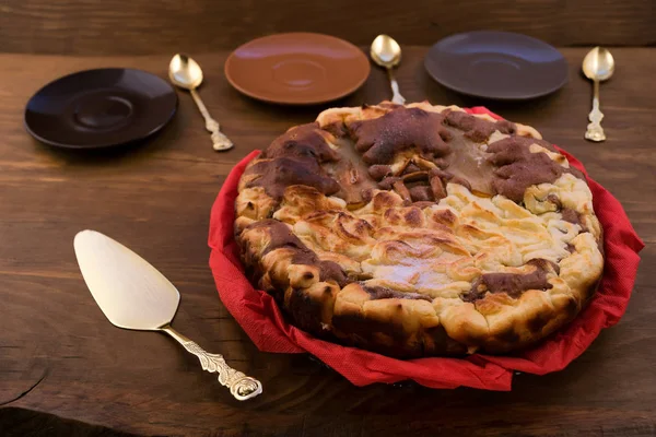 Torta Redonda Con Chocolate Requesón Sobre Una Servilleta Roja Tres — Foto de Stock