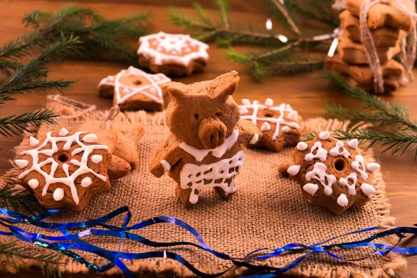 Ev yapımı bir domuz ve şeker sır, Noel süsleri ile yıldız şeklinde kurabiye şeklinde.