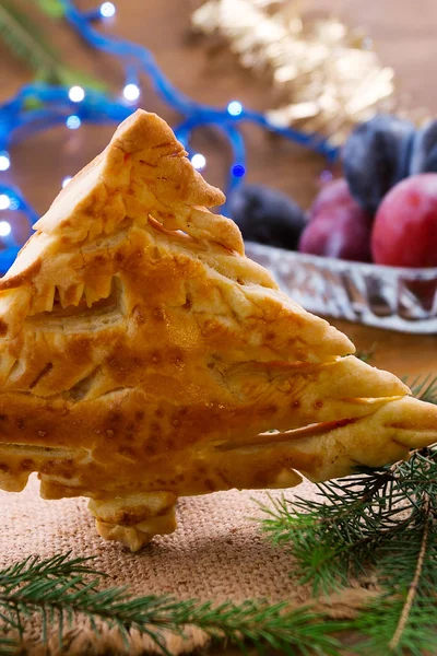 Koekjes Vorm Van Een Kerstboom Naast Takken Met Groene Naalden — Stockfoto