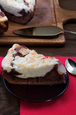 Çok kolay süzme peynir ile çikolatalı hamur yapılmış bir tatlı tabağa koydu.