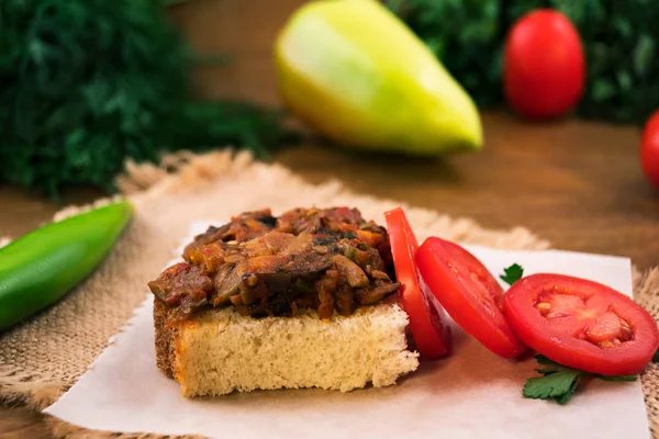 Sandwich Aux Légumes Cuits Tranches Tomate Sur Une Serviette Papier — Photo