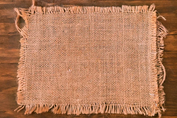 Keten kumaş bir ahşap zemin üzerine bir dikdörtgen şeklinde bir parça.