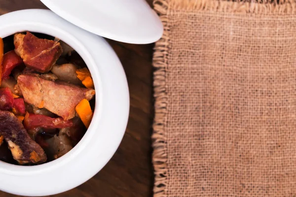 Viande Cuite Aux Légumes Dans Pot Céramique Blanche Serviette Lin — Photo