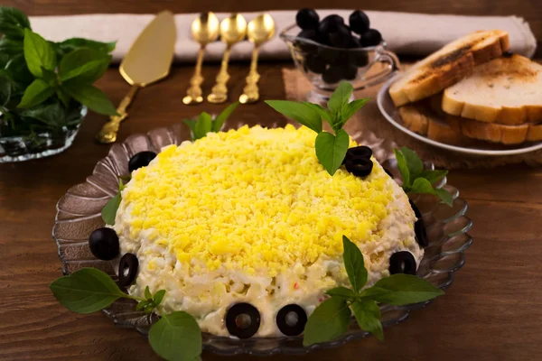 Yumurta meze peynir ve et ürünleri, kızarmış ekmek, kaşık ve metal spatula, ahşap arka plan üzerinde siyah zeytin ile çanak.