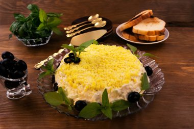 Soğuk meze olarak yeşil fesleğen ile tatil tablo bırakır ve siyah zeytin Marine.