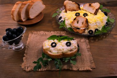 Yeni yıl, 2019 sembolü, Salamura Zeytin, Yeşil fesleğen yaprağı ve maydanoz kutlamak tatil tablo için soğuk meze.
