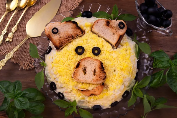 Bir domuzun kafası tost tost, fesleğen yaprakları ile zeytin şeklinde soğuk meze.