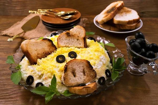 Bir domuzun kafa, kızarmış ekmek, Yeşil fesleğen şeklinde bir cam tabakta soğuk salata yaprakları, Salamura Zeytin.