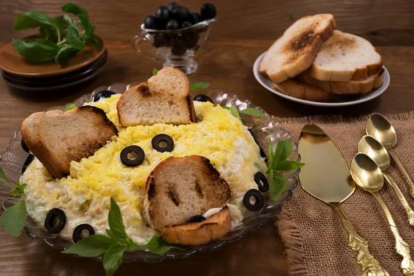 Salata domuz, çatal bıçak takımı, zeytin, yılı karşılamak için yeni yıl tablo tost tost.